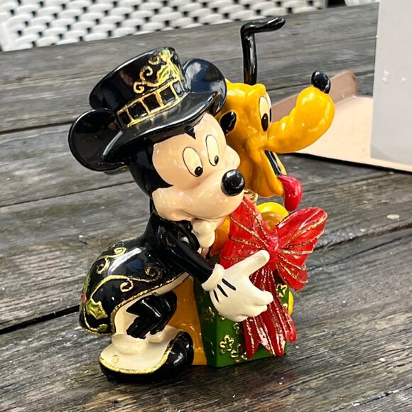 DISNEY LIGHTED CLOISONNÉ MICKEY MOUSE AND PLUTO WITH PRESENT IN BOX ROMAN XMAS - Picture 2 of 11
